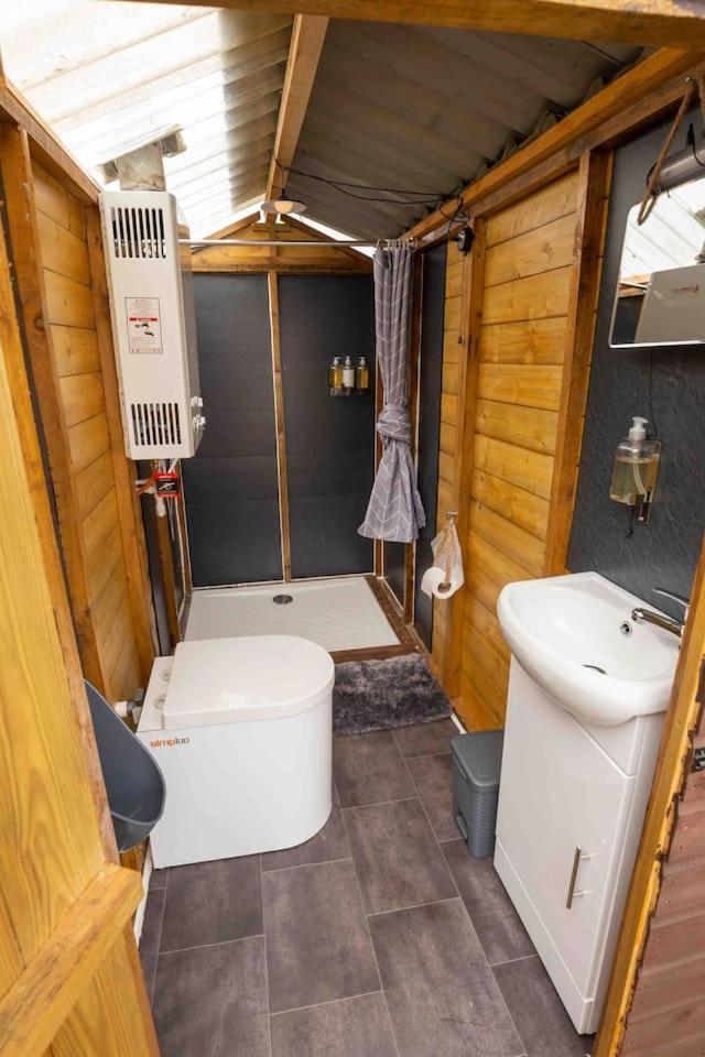 Roaches Retreat Family Glampsite, Rocky Reach Bell Tent With Outdoor Adventures And Campfire Nights Upper Hulme Bagian luar foto